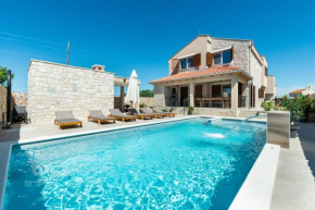 Luxury villa with pool,jacuzzi and sauna/03